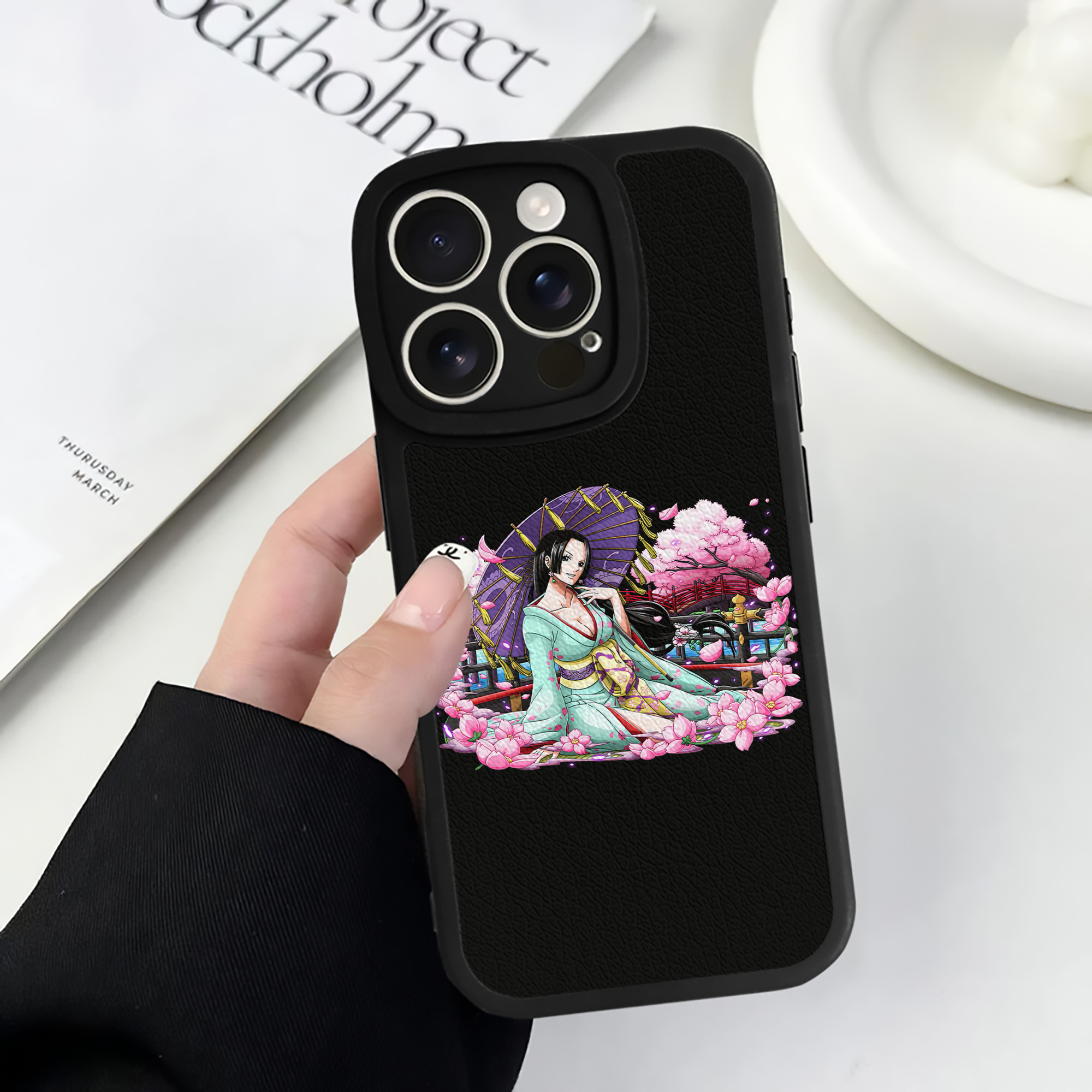 （画像用） ワンピース ボア・ハンコック ONE PIECE Boa·Hancock 【iPhone 16シリーズ対応】シリコンスマホケース（レザー調） 材質：シリコン